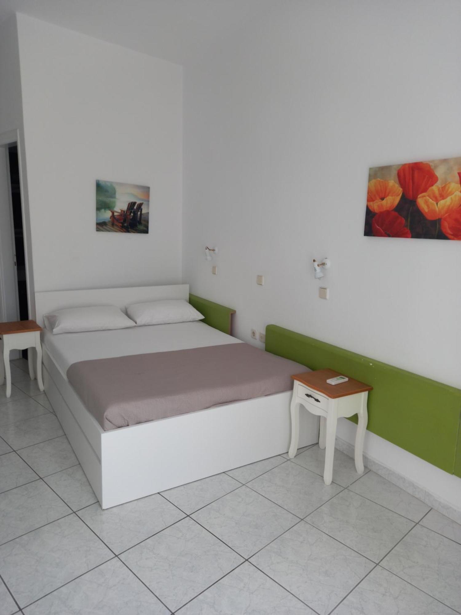 Three Harites Aparthotel Perísza Szoba fotó